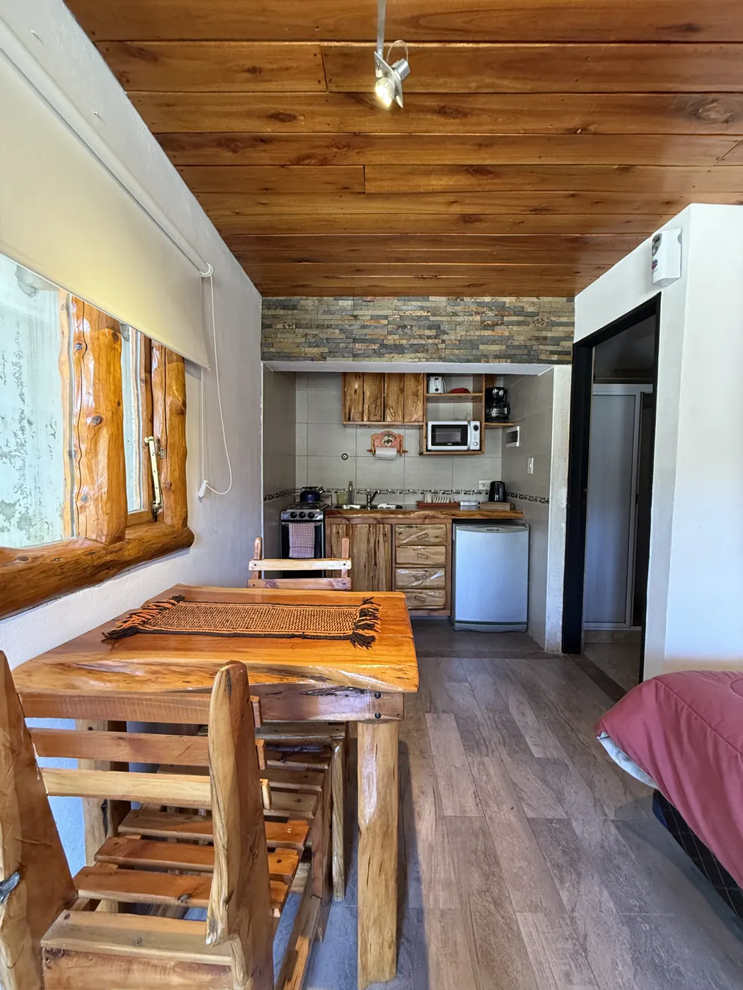 Sector comedor y cocina de la cabaña Amulen