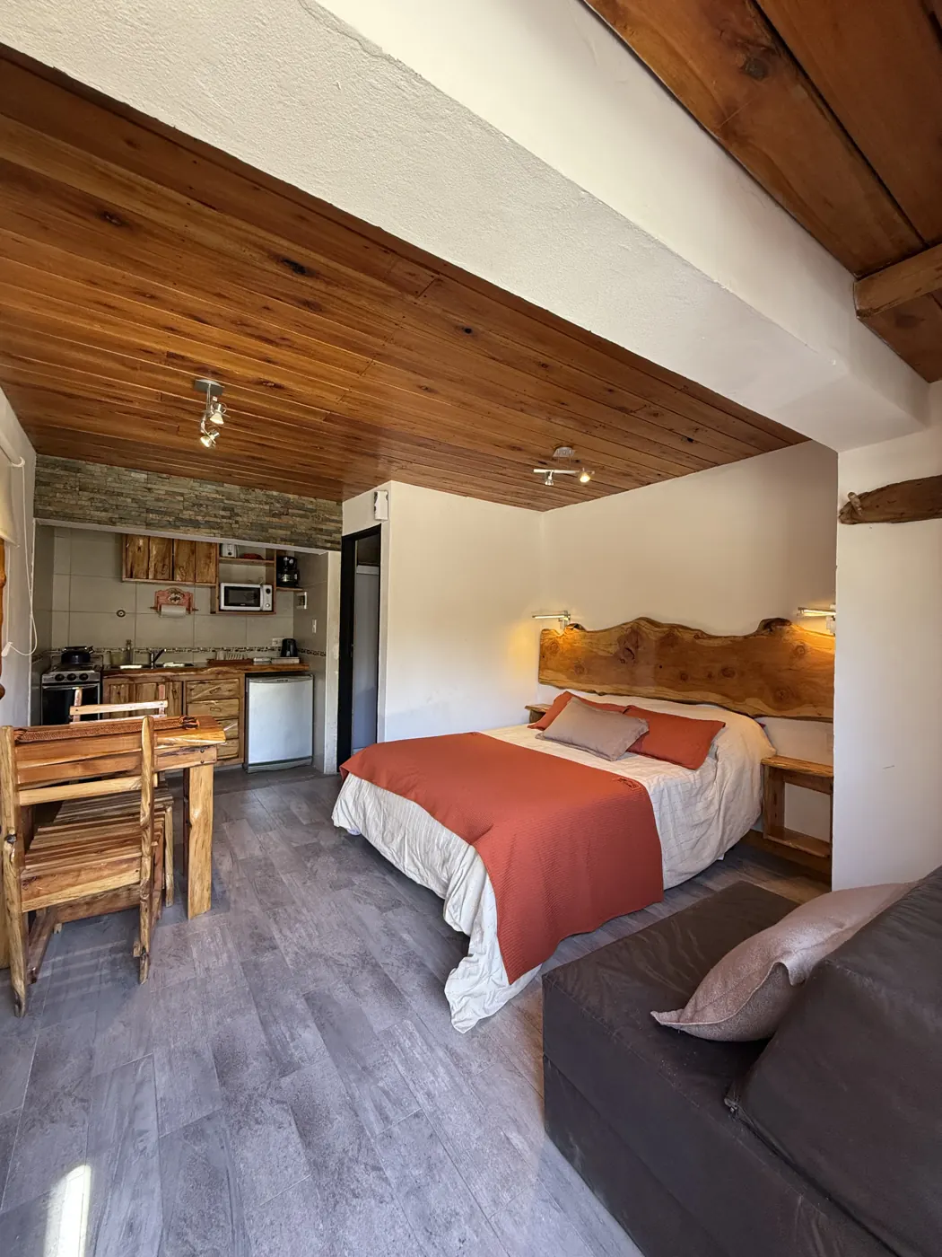 Cabaña Amulen con techo de madera y cama