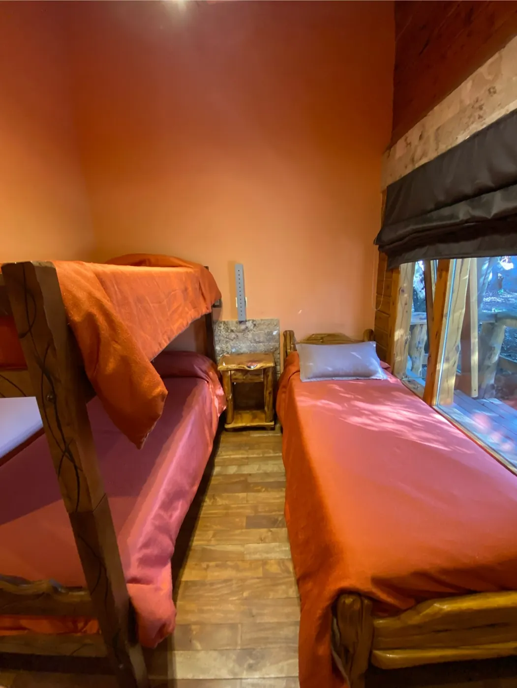 Segunda habitación de la cabaña Lihuen con camas