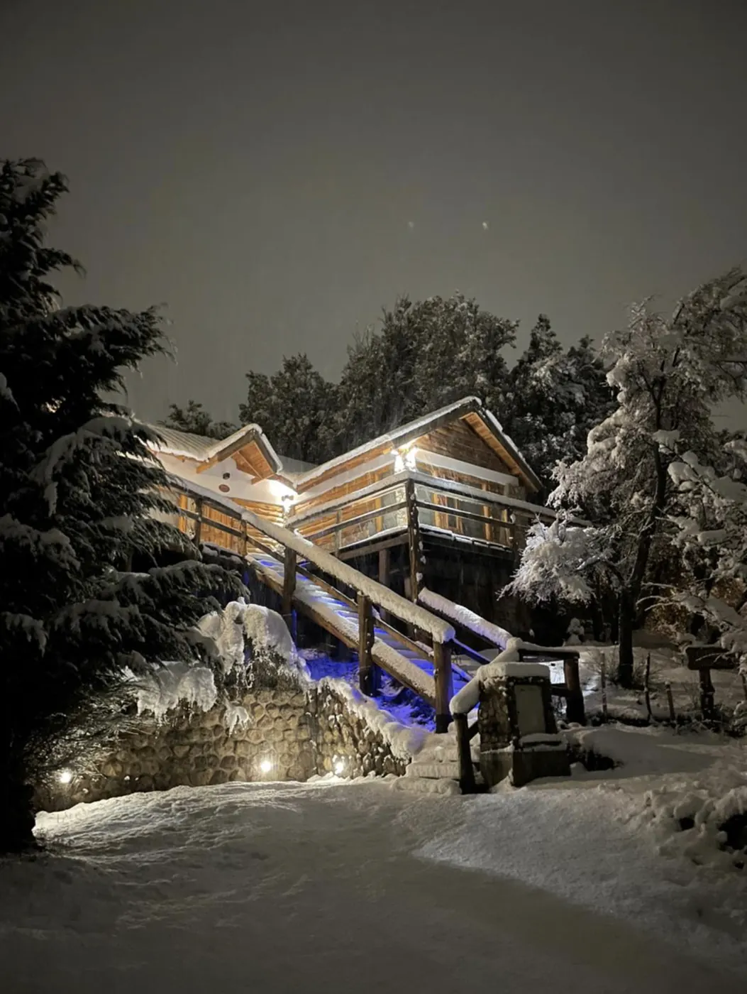 Cabaña de noche con nieve en Villa Pehuenia, Neuquén