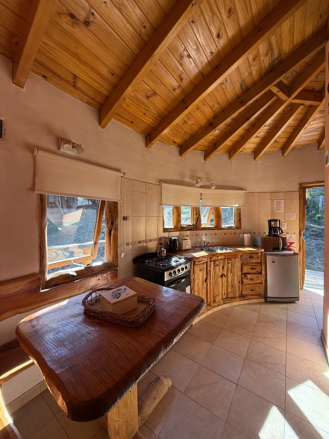 Cocina-comedor de la cabaña Quimey con techo de madera