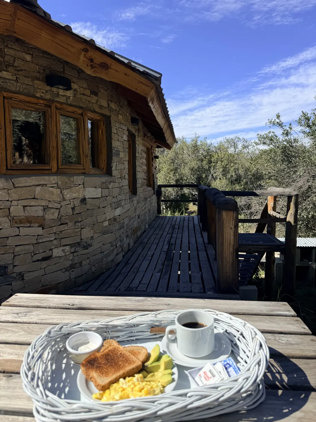 Desayuno en el deck de una cabaña de Cabañas Quillahue, en Villa Pehuenia