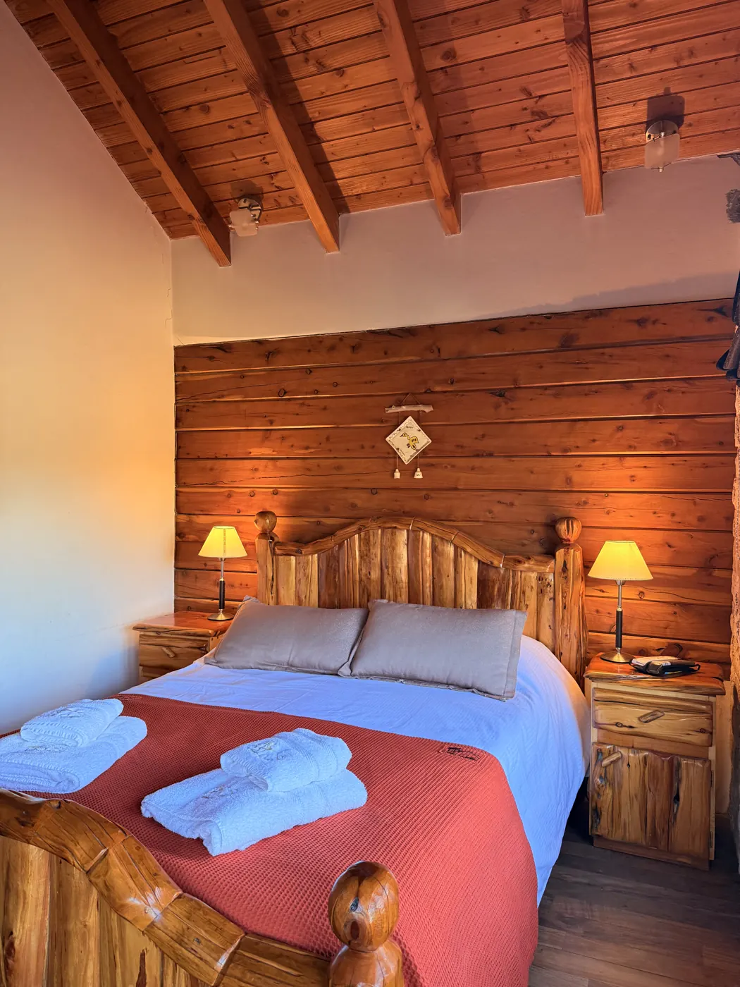 Habitación de la cabaña Quimey con cabecera de madera
